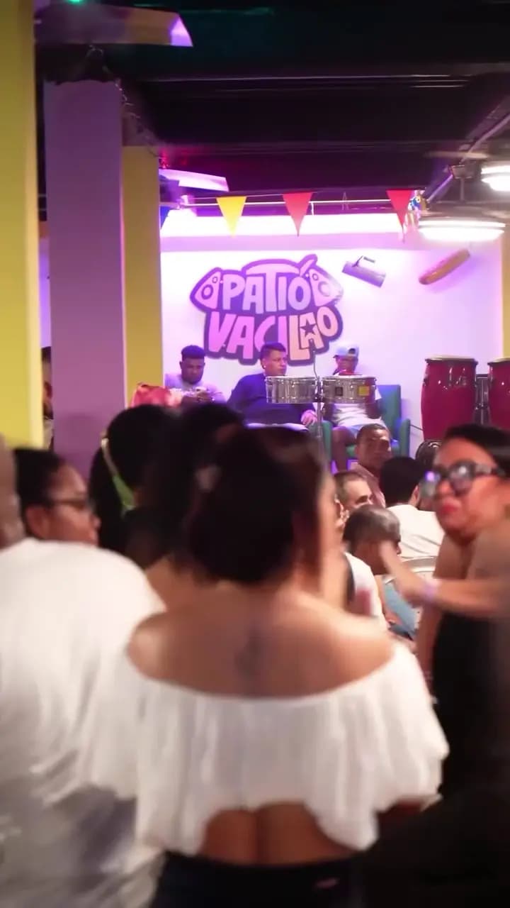 El letrero de Patio Vacilao con música en vivo
